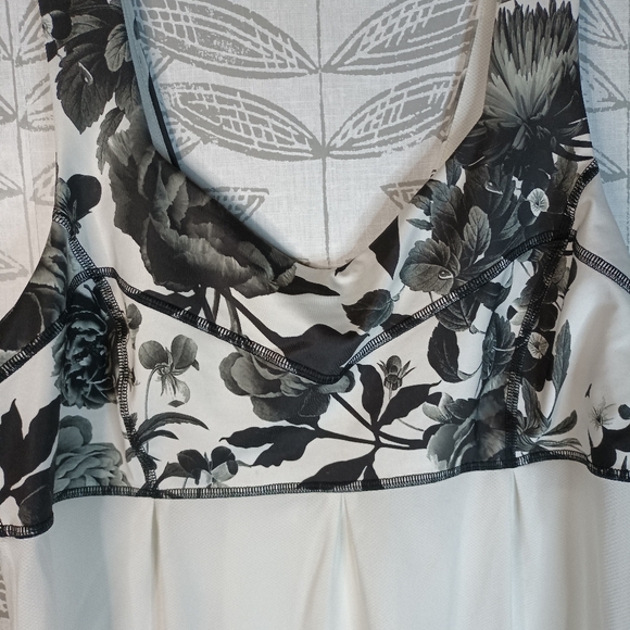 Lululemon Tame Me Tank Scoop Sweat Wicking Floral Print Black and White - Picture 2 of 7